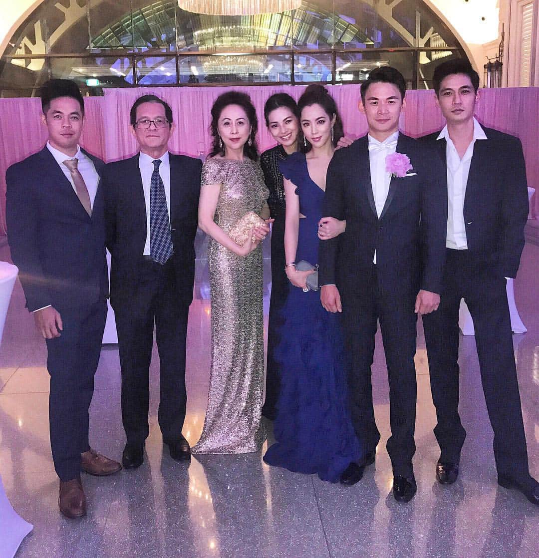 アリッサのインスタグラム：「w/ man of the hour~ 🖤 #FAMILY #favoritepeople x」