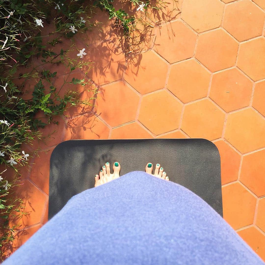 吉川めいさんのインスタグラム写真 - (吉川めいInstagram)「Catching glimpses of my toes... 足の指は、見えたり見えなかったり😌✨ 動きはゆっくりめだけど、まだまだしっかり動けます。  #7monthspregnant #yoga #マタニティヨガ #ヨガライフ #ヨガ #yogalifewithmae #yogalifestyle」7月17日 16時43分 - maeyoshikawa