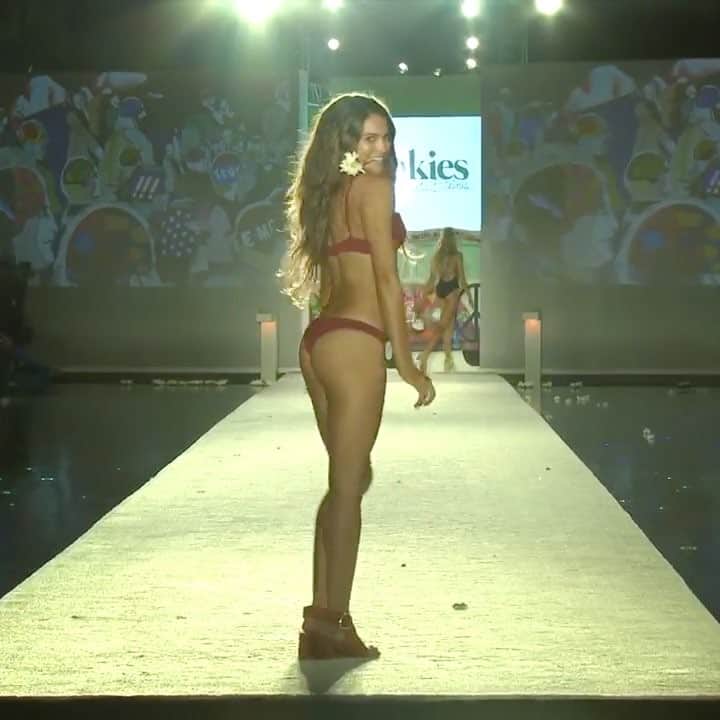 キラ・サントーロのインスタグラム：「Mood cause I'll be in Miami soon 💃🏻 @frankiesbikinis」