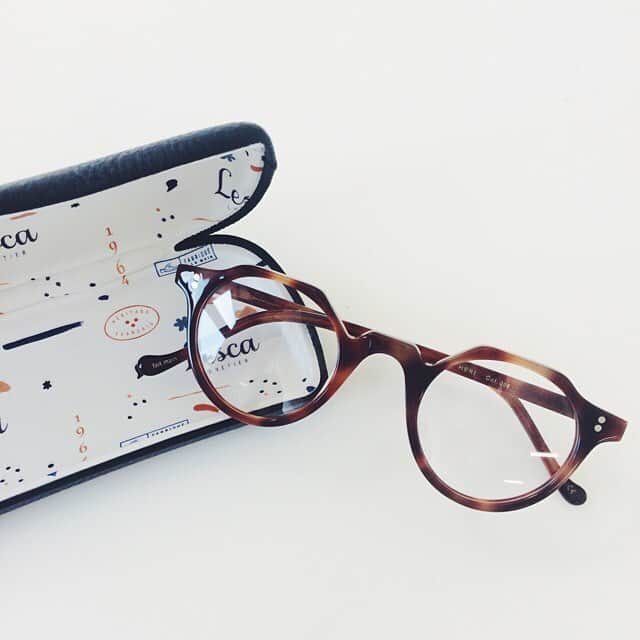 GLOBE SPECS_officialさんのインスタグラム写真 - (GLOBE SPECS_officialInstagram)「淡い斑模様がヴィンテージフレームのような温かみを表現し、個性的な細身のクラウンパントを柔らかな印象にしてくれます。コーデのワンポイントにお勧めしたい一品です。  #eyewear #crownpanto  #frenchheritage  #眼鏡 #unisex  #lesca  @lescalunetier」7月17日 10時18分 - globespecs_official