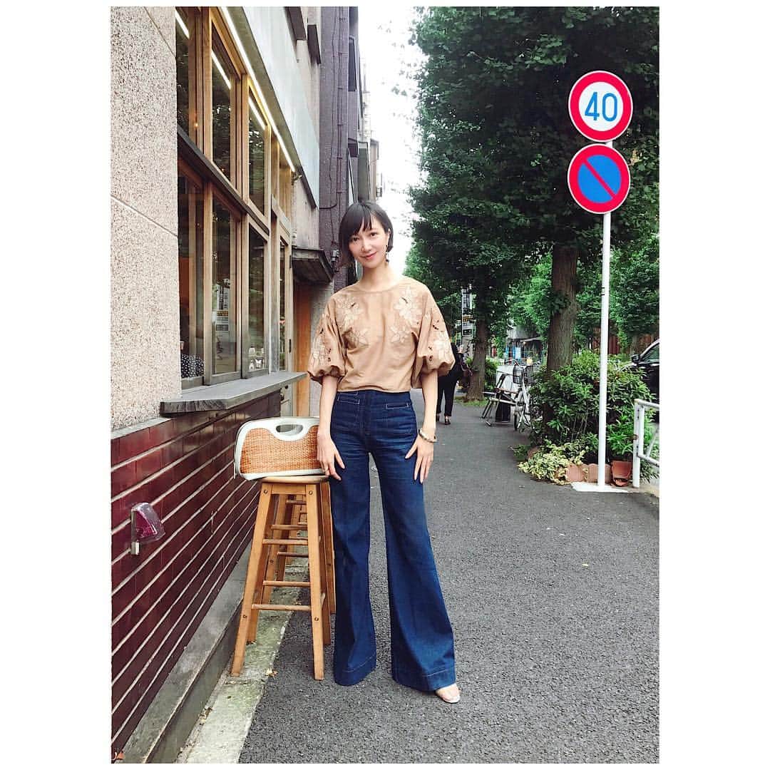愛可さんのインスタグラム写真 - (愛可Instagram)「・ のんびりとカフェで過ごした昨日のOOTD‼︎ ・ ・ たまに履きたくなるハイライズのベルボトムは10年以上前に買ったもの。 ウエストがスッキリで脚長に見えてお気に入り！ ・ お花のレースモチーフが可愛いブラウスはShikica Tokyoの今季のもの。このベージュの色味が好きです ・ ・ ベルボトム、リバイバルらしいので またこのデニムが履けて嬉しいな♡ ・ ・ #aikasootd  #shikicatokyo  #bellbottoms #デニムコーデ」7月17日 11時00分 - aikick