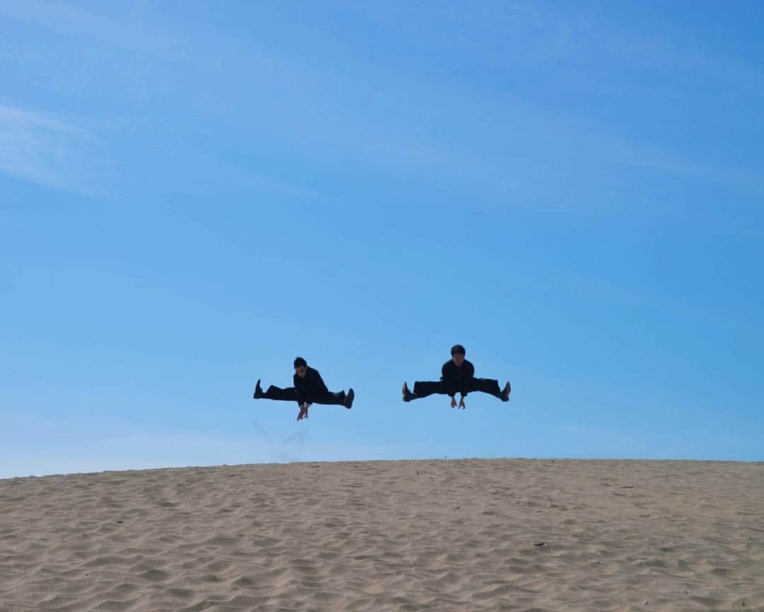 kazumaのインスタグラム：「.. . Unidentified flying humans in the sand dune . . . 開脚での浮遊だと、逆TTポーズのようにも見えるな🤔 . . . . Location:Hamamatsu-shi,Shizuoka🗾 . . . #浮遊 #浮遊部 #中田島砂丘 #sanddune . . . . . . . . . . . . ————————————————— #igersjp #team_jp_ #instagramjapan #土曜日の小旅行  #icu_japan #ink361_asia #jump #instadaily #igrecommend  #lovers_nippon #picture_to_keep #FreedomThinkers #jp_gallery_member #東京カメラ部 #tokyocameraclub #indies_gram #reco_ig #instagood #huntgram  #huntgramjapan #japan_daytime_view #art_of_japan_ #ig_photooftheday #levitation ————————————————— . . . . . . .. ...」