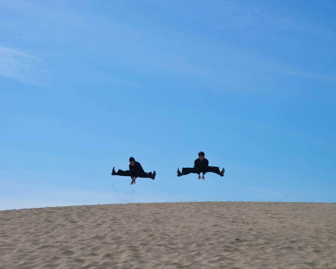 kazumaのインスタグラム：「.. . Unidentified flying humans in the sand dune . . . 開脚での浮遊だと、逆TTポーズのようにも見えるな🤔 . . . . Location:Hamamatsu-shi,Shizuoka🗾 . . . #浮遊 #浮遊部 #中田島砂丘 #sanddune . . . . . . . . . . . . ————————————————— #igersjp #team_jp_ #instagramjapan #土曜日の小旅行  #icu_japan #ink361_asia #jump #instadaily #igrecommend  #lovers_nippon #picture_to_keep #FreedomThinkers #jp_gallery_member #東京カメラ部 #tokyocameraclub #indies_gram #reco_ig #instagood #huntgram  #huntgramjapan #japan_daytime_view #art_of_japan_ #ig_photooftheday #levitation ————————————————— . . . . . . .. ...」