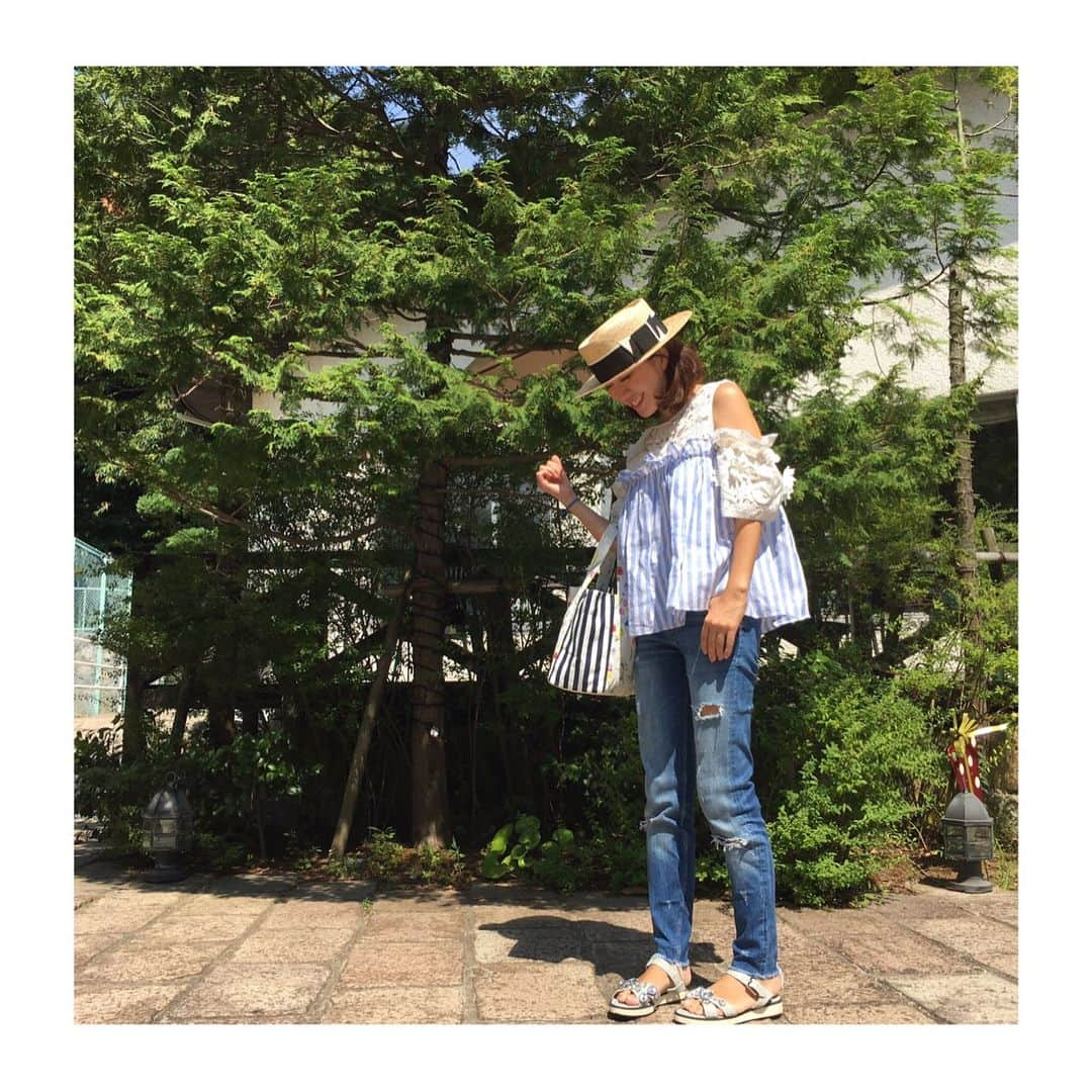 小川淳子さんのインスタグラム写真 - (小川淳子Instagram)「夏ですね☀️👩‍👧‍👦💓 週末は相変わらず毎日プールへ👙 いつも子供たちと全力で遊ぶので 最近マイペースな更新になっています💓💓 というかなかなか写真も撮れない💦💦 お気に入りの @chestynews のレースオフショルに、 @chapeaud_o とのコラボハットをかぶって✨ #summer #チェスティ #family #夏 #プール日和」7月17日 14時26分 - junkoogawa1225