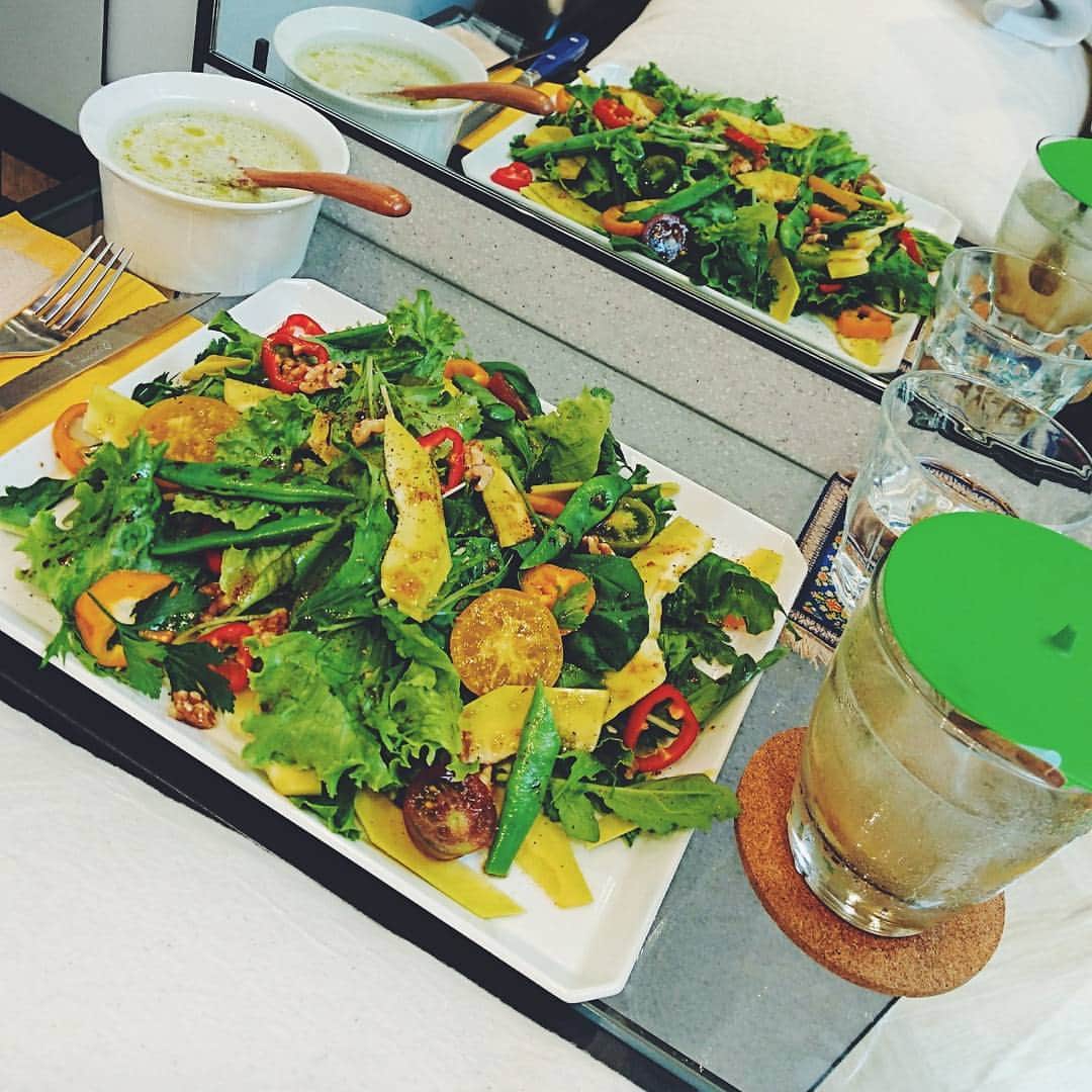伊藤蘭さんのインスタグラム写真 - (伊藤蘭Instagram)「🍅 たっぷりのサラダ🥗、 ブロッコリーと豆乳のスープ、 ジンジャーソーダ… いただきました😋  #ツイギー #ツイギーカフェ #モリモリ野菜 #フレッシュベジタブル」7月17日 17時18分 - ranito_official