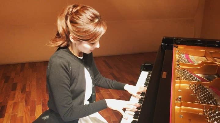 森本麻衣のインスタグラム：「Schumann/Liszt:Widmung🦋 シューマン/リスト:献呈✨ . . 場の雰囲気やその時の気持ちによって、 同じ曲を弾いても、全く同じニュアンスで演奏することはないけど、この献呈はとても穏やか🙂 . . . . #pianist #森本麻衣 #献呈#playingthepiano  #widmung #schumann#liszt#instapiano#maimorimoto#pianista#ピアノ #ピアニスト#beautuful#melody #relax#lovemusic#lovepiano#shigerukawai」