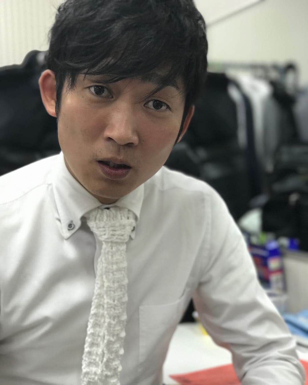 川島明のインスタグラム：「今日漫才出番一緒だった人  #おいおい #井上のことばかりが目に余るが #石田もよく見りゃ #なかなかの偏差値低い顔 #探偵ドラマで #冗談じゃねえ！俺はこんな人殺しがいるかもしれねぇ別荘出て行くぜ！ #と言って #次の日の朝死んでるタイプの人 #ゾンビ映画で #母親がゾンビになったのに気付かず #あれ？ママ？どうしたの？今日はハグが強いね #と言いながらしっかり噛まれる役の顔 #衣装は真っ白 #私服は真っ黒 #無理すな #空き時間はずっとネタを考えてるか #誰もいない部屋でひたすらケン玉 #座敷童 #たんぽぽ川村と #顔入れ替えるアプリやっても #何も起こらない #ストイック漫才師」