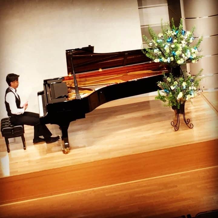 坂本隆行（ゴンゴール）のインスタグラム：「ピアノ教室の発表会‼︎ part1/2  ショパン 「雨だれ」」