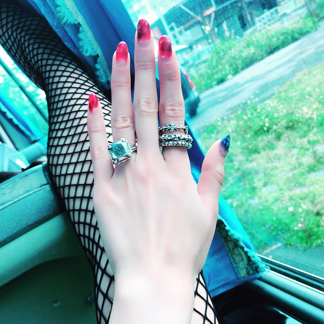 彩姫さんのインスタグラム写真 - (彩姫Instagram)「nail 💅🏻💭✨ #bandmaid #saiki #nail  ネイルの写真を溜めすぎたよ、、、無いのも沢山で勝手に寂しい😭😭😭」7月17日 20時27分 - saiki_bandmaid
