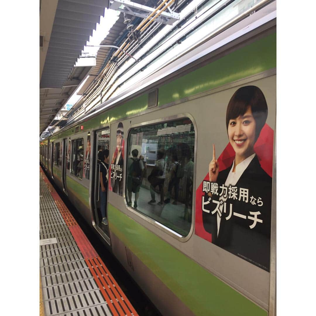 吉谷彩子さんのインスタグラム写真 - (吉谷彩子Instagram)「ビズリーチ電車昨日から走ってます〜！！ いつまでかは分からないけれど、 是非乗ってみて下さいー(*^◯^*) #山手線#ビズリーチ #吉谷彩子」7月17日 21時50分 - ayako_yoshitani