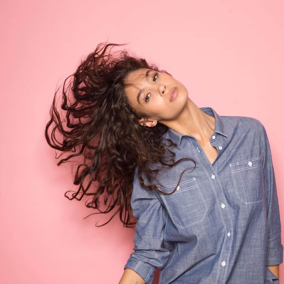 ルームステイトのインスタグラム：「Get down to business in the Chambray Workshirt 💅🏽 Shop Now •• LINK IN BIO」