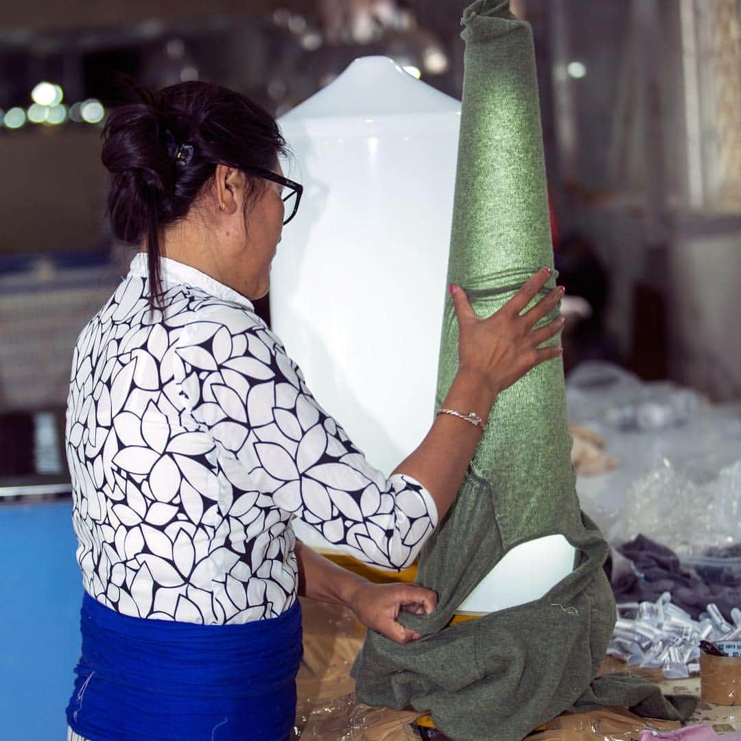 Chyangra Pashmina Sustainableのインスタグラム：「Here’s one of our highly-skilled employees working with Chyangra Pashmina fabric. We provide numerous opportunities and benefits to keep our artisans happy, motivated and fulfilled. これはチャングラパシュミナの製作に携わっている熟練した職人の写真です。チャングラパシュミナ産業界で働くアーティザン達が満ち足りて、モチベーション高く幸福であるように沢山の機会と手当が得られるよう努めています。 #StepInsideNepal #ChyangraPashmina #Cashmere #LuxuryFibers #IMadeYourClothes」