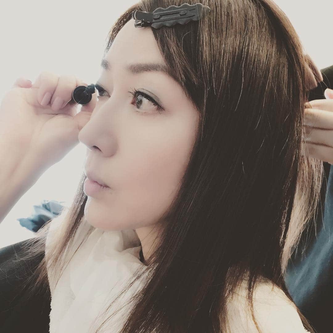 森口瑤子さんのインスタグラム写真 - (森口瑤子Instagram)「. メイク中、、 . #makeup #真剣」7月18日 7時22分 - yokomoriguchi_official