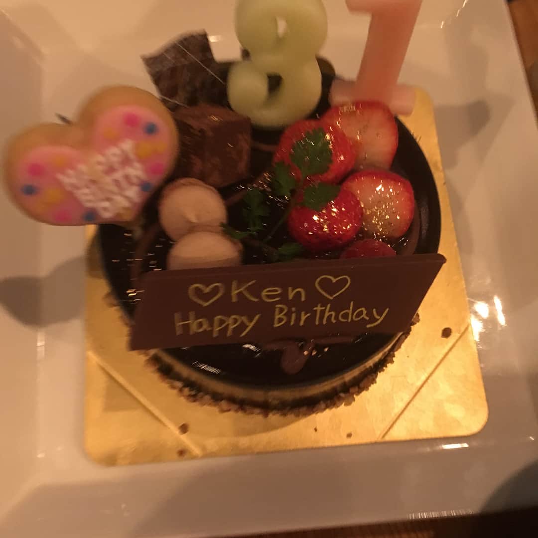 小笠原健のインスタグラム：「家族にも誕生日祝ってもらったー☺️ 髪型ウォーズマンみたいになった！笑 横と釣りも行って、魚は釣れずカニ釣れた😆笑 相変わらず愛知に魚はいない説！笑 実家でバーベQなう！」