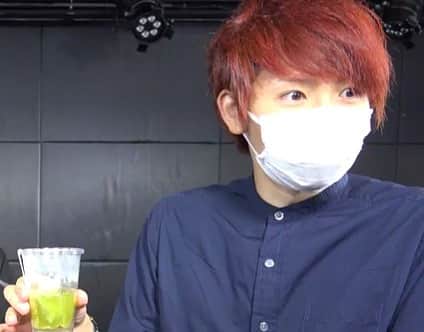 赤髪のともさんのインスタグラム写真 赤髪のとも Instagram 今日の実写動画は割り箸キャッチ対決 そして 新罰ゲームがどぶ茶 臭いを嗅いだ時の顔がこちらの写真ですw さぁて 今回は誰か罰ゲームかな 17時にyoutubeで投稿です 割り箸キャッチ どぶ茶 喧嘩