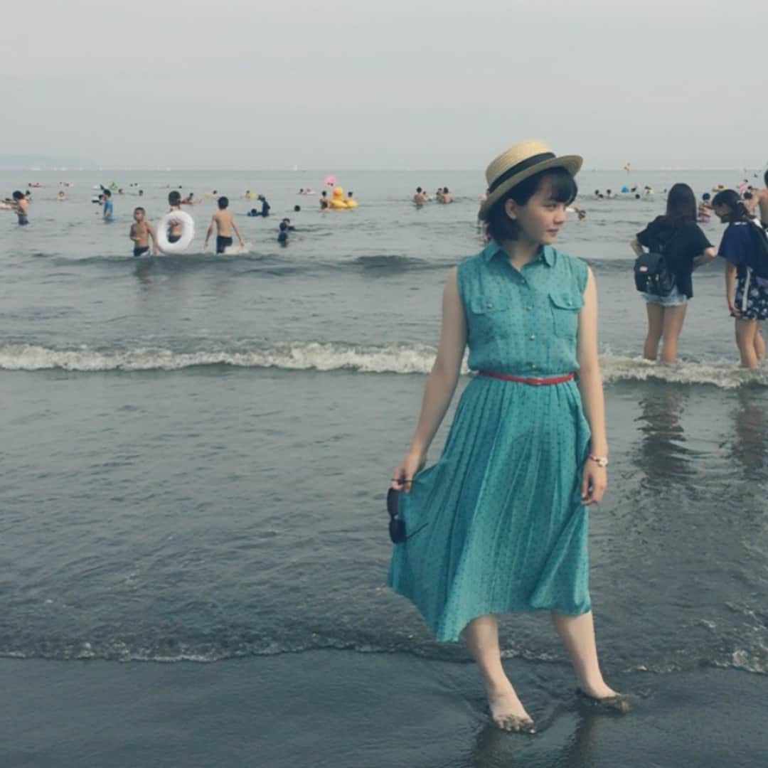 小川千尋のインスタグラム：「お気に入りのチョコミントのワンピースを着て、海の日に海行ってきました🏄 生まれて初めての江ノ島！そして江ノ島水族館！ 夏ですな〜暑くて死にかけたけど楽しかったです。 イルカショーを前の方で見てびちょぬれで最高でした笑笑🐬🐬 #ワンピース #チョコミント #江ノ島 #江ノ島水族館 #江ノ水 #海 #イルカショー #ミレニーナイト #ベルクイ  #ベルマーレクイーン  #sea」