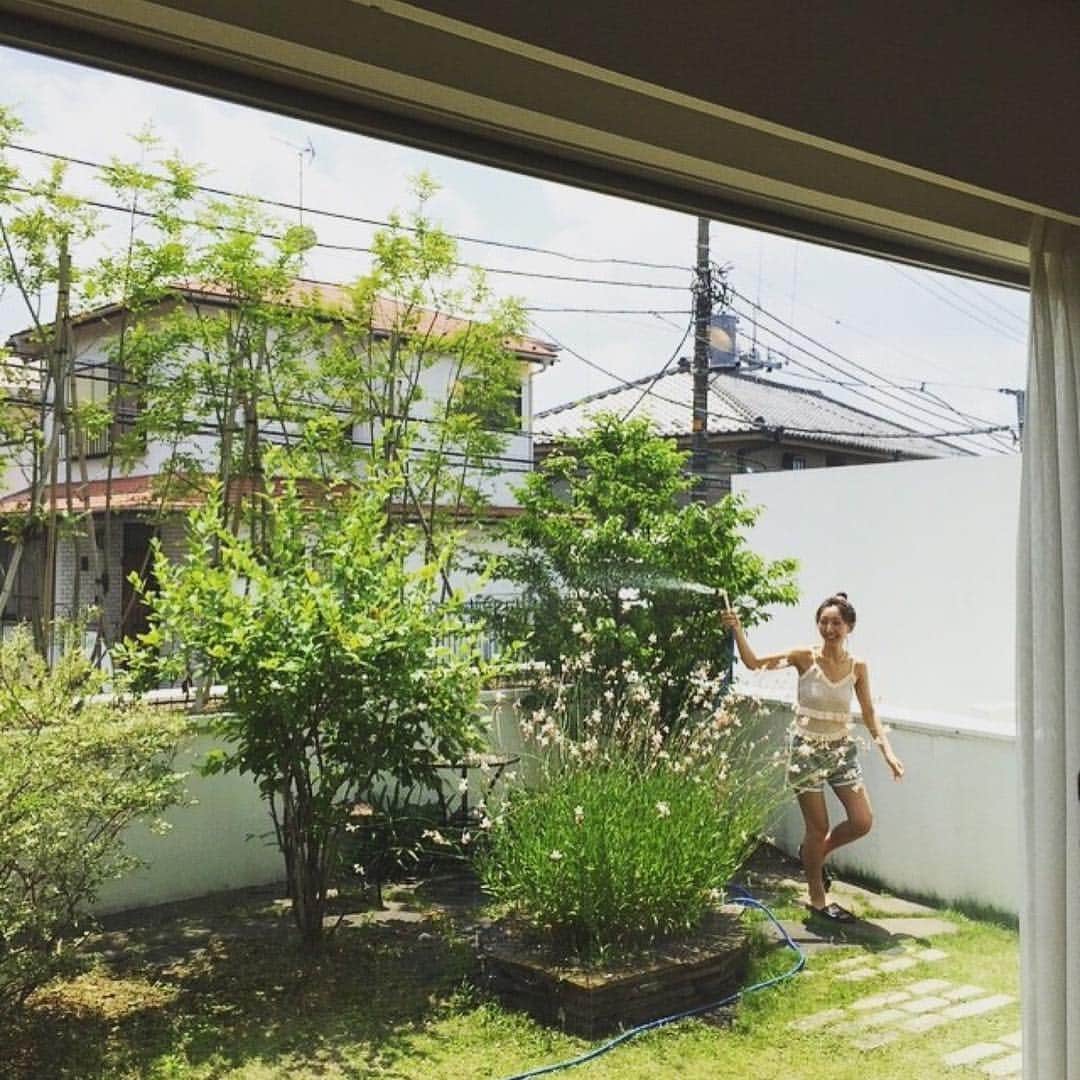 飯田里穂のインスタグラム：「Repost from @rihoiida_rihotonari0729  _ 暑い日が続いていますが、みなさんまだ夏バテしてないですよね〜？ 全国ツアーで、りっぴーが熱い熱い夏にしちゃいますよ！！！ 今からしっかり準備しておいてくださいね💪 . そんなツアーのお供には🎀飯田里穂ARTIST BOOK りほとなり。🎀 ライブ🎤終わりに、りっぴーたーのみんなで一緒に読んで盛り上がるのは必須ですよ！(^O^)／ . #飯田里穂 #りっぴー #りほとなり」