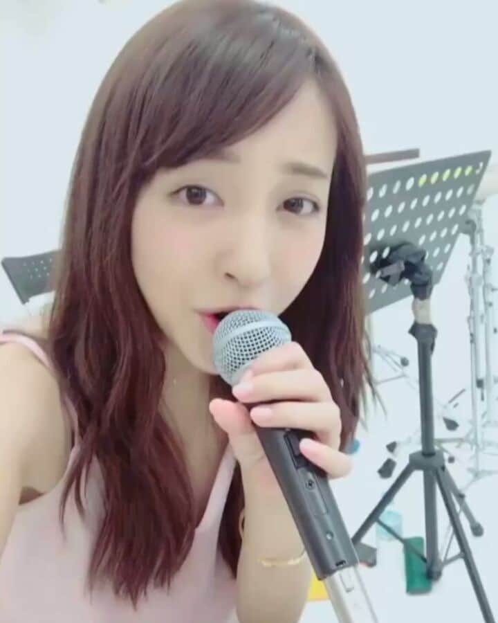 板野友美 ファンアカウントのインスタグラム：「IG story 2017/07/17  Tomochin singing “I AM”  #part2  #tomomi #itano #tomomiitano #itanotomomi #tomo #tomochin #友美板野 #板野友美 #ともちん #とも #tomochinfansina #teamtomo #cute #beautiful #heart #smile #style #fashion #fashionable #ootd #repost #news #igstory #instagramstory #song #singing #iam #2ndalbum #2ndアルバム」