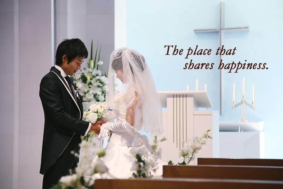 家族挙式はベストブライダルのインスタグラム：「☆先輩カップルの声　大公開☆ 全国で素敵な笑顔が咲いています！ http://kazoku-wedding.jp/couple/ 大人気の先輩カップルの声のご紹介です♪ 家族挙式で挙式をされたカップルが全国で続々誕生しています。 挙式をされた結婚式会場や利用したプラン、そしてご予算など、ご結婚をご検討の方々にはとても参考になる情報が満載です！ ご気軽なお問合せお待ちしています(^ ^)/ ＜お問い合わせ＞ お電話　⇒⇒⇒　03-5733-8652（関東エリア共通ダイヤル） スマートフォン　⇒⇒⇒　http://kazoku-wedding.jp/sp/ 現地見学・お見積もり相談など現地で体験してください♪ 内容は当日プランナーまで☆ ＜各種ご案内＞ ▽資料のご請求 https://reg34.smp.ne.jp/regist/is… ▽来館のご予約 https://reg34.smp.ne.jp/regist/is… ▽挙式日照会・予約 https://reg34.smp.ne.jp/regist/is… ▽相談サロンのご案内 http://kazoku-wedding.jp/salon/ ▽先輩カップルの声 http://kazoku-wedding.jp/couple/ ＜Ｑ＆Ａ＞ 費用に関して　⇒　　http://kazoku-wedding.jp/faq01/ 見学に関して　⇒　　http://kazoku-wedding.jp/faq02/ 挙式当日に関して　⇒　http://kazoku-wedding.jp/faq03/ その他　⇒　http://kazoku-wedding.jp/faq04/ わたしたちが家族と呼べる人と。 家族挙式 #家族挙式#ベストブライダル#bestbridal#結婚式#挙式#和婚#会食#披露宴#無料試食#試食#式場#会場#会場見学#見学#相談#相談会#チャペル#chapel#ウェディング#wedding#ウェディングドレス#ドレス#dress#試着#フェア#サロン#ウエディングプランナー#わたしたちが家族と呼べる人と」
