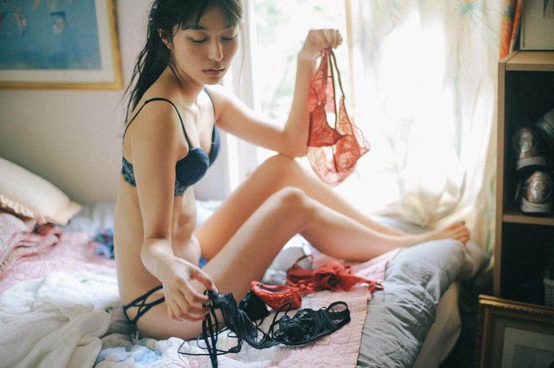 花盛友里のインスタグラム：「Shooting for @ravi.me . . . Special thanks to @akari_abe @souman_natsuko @st.koizumi_akane @ravijour_official  #脱いでみた #花盛友里 #girl #japan #japanese #portrait」