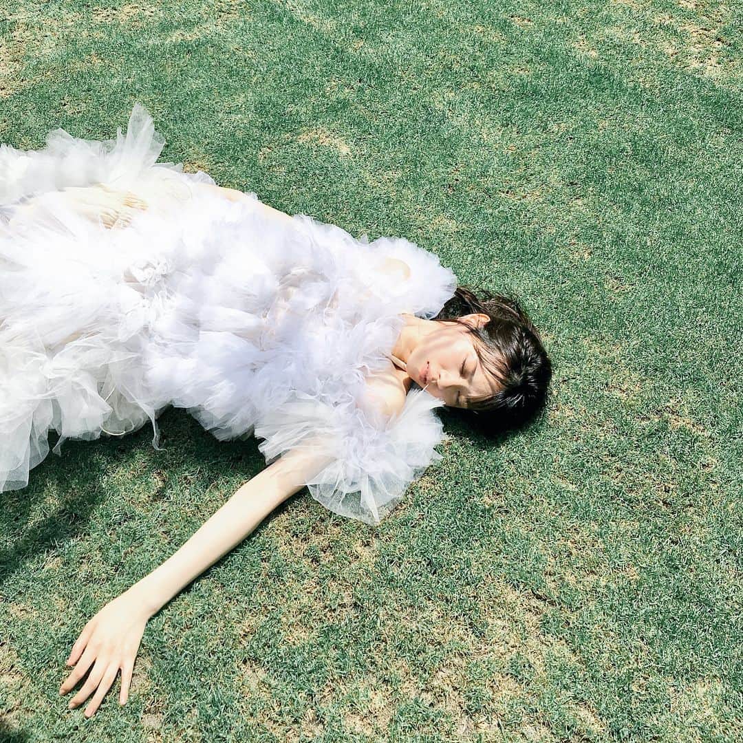 ARAKI SHIROのインスタグラム：「ARAKI SHIRO costume for Nanase Nishino(Nogizaka46) in OVERTURE magazine.  6月19日発売のOVERTURE magazine 巻頭グラビアにて、乃木坂46の西野七瀬さんにARAKI SHIRO costumeを提供させて頂いております。普段はシュールなイメージの衣装制作が多いため、アイドルの方にこのような新しい形で衣装を着て頂けて光栄ですし、とても新鮮に映りました。中身もラグジュアリーなグラビアとなっておりますので、お時間ある際に書店にてご覧頂けましたら幸いです。どうぞ宜しくお願い致します。 . . . other cut series styled by @sh0tar0y . . . #ARAKISHIRO#乃木坂46#西野七瀬#OVERTURE#nogizaka46#nishinonanase#japaneseidol#japanesegirl#jpopidol#idol#japanese#japan#music#magazine#fukuoka#衣装#コスチューム#撮影#アイドル#雑誌#ななせまる」