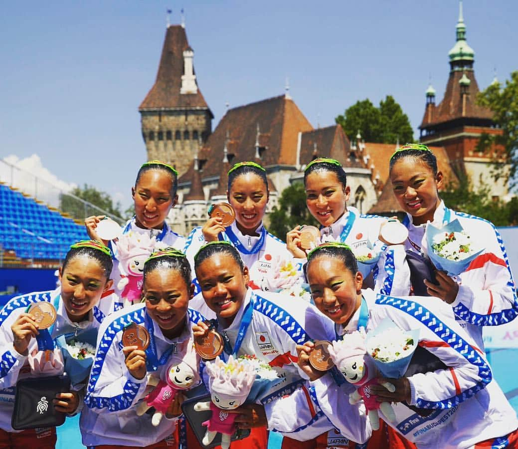 日本オリンピック委員会さんのインスタグラム写真 - (日本オリンピック委員会Instagram)「水泳の世界選手権第5日、シンクロナイズドスイミングのチーム・テクニカルルーティン決勝で、日本が2大会連続の銅メダルを獲得！　今大会では日本勢初の表彰台となります。  Congrats! Japanese Synchro team won a bronze medal in team technical routine at the World Championships in Budapest. photo:REUTERS/AFLO #シンクロ #乾友紀子 #中村麻衣 #中牧佳南 #阿久津咲子 #福村寿華 #河野みなみ #丸茂圭衣 #小俣夏乃 #がんばれニッポン #FINABudapest2017 #finaworlds #synchro #TEAMNIPPON #japaneseolympiccommittee」7月18日 22時02分 - teamjapanjoc