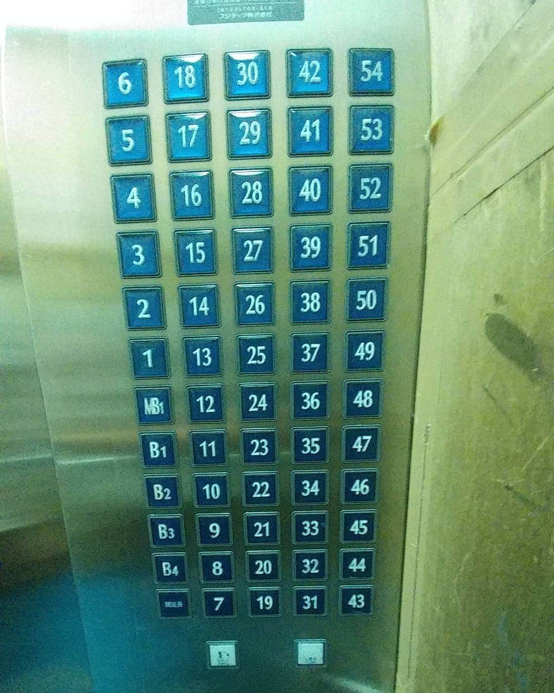 吉本大のインスタグラム：「やば！ #エレベーター #Ｂ4から54階 #全部押して開いたら何してるでしょうか大喜利したいね」