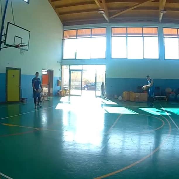 アンドレア・セクリンのインスタグラム：「@walter.bressan32 dedicato a te 🏀🏀🏀🏀🏀🏀🏀😂😂」