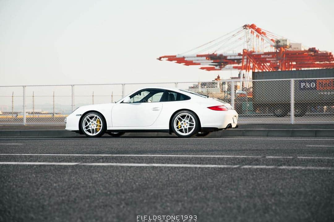 Fieldstone1993のインスタグラム：「Porsche Carrera4S  撮影依頼受け付けております。 メールにてお問い合わせください。 フェイスブックページのメッセンジャーでも可能です。  #Porsche #porsche911  #carrera4s  #911carrera  #997 #ポルシェ #撮影依頼受付中  @porsche  @porsche_japan  @porsche_yokohama #自動車写真家」
