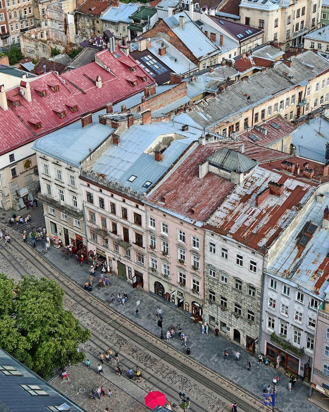 missjetsetterさんのインスタグラム写真 - (missjetsetterInstagram)「One of the cutest European towns I've ever seen😍 So happy that we found @cobblestonefreeway just days before arriving to Ukraine🇺🇦 Even though my husband was raised in Ukraine we never ventured out of Kiev, and didn't know what to expect on our trip. But @cobblestonefreeway showed us a side of Ukraine that I didn't expect at all! Amazing nightlife, some of the best culinary experiences I've ever had, and beautiful architecture all around! Is Ukraine on your list?🇺🇦 @cobblestonefreeway」7月19日 2時44分 - missjetsetter