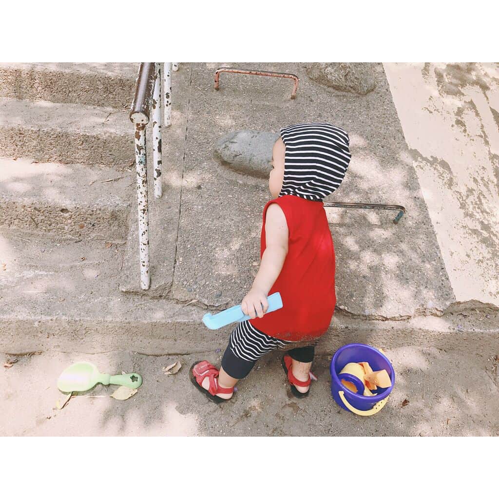 小池真友さんのインスタグラム写真 - (小池真友Instagram)「帽子は嫌がるのにフードは大丈夫なことが発覚した😂👌💦💓 . #男の子 #息子 #1歳5ヶ月 #1歳 #帽子嫌い #公園」7月19日 7時59分 - koikemayu_