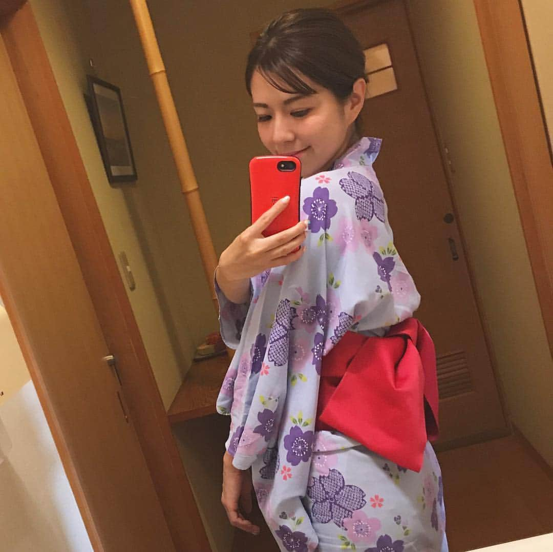 岩崎裕美さんのインスタグラム写真 - (岩崎裕美Instagram)「・ I'm wearing YUKATA👘💕 ・ 海で撮影した後は浴衣にチェンジ！ ・ 早速、この前着付けで習った文庫結びにしたよ🎀 ・ 早くまた着付け教室行きたいなぁー。 ・ #浴衣 #着物 #着付け #撮影 #モデル #旅行 #旅 #じゃらん #日本海 #海 #兵庫  #香住 #三七十館 #instatravel #instagood #instalike #hyogo #japan #trip #travel #shooting #model #yukata #kimono」7月19日 9時49分 - hiromi_iwasaki