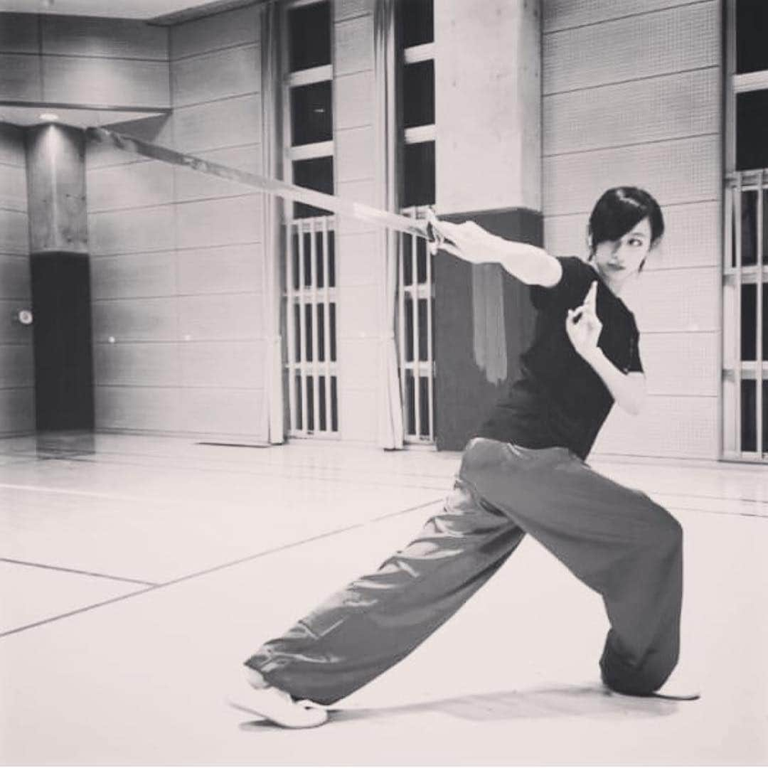 梨衣名さんのインスタグラム写真 - (梨衣名Instagram)「そろそろ武器もやりたいな〜⚔ ◯ ◯ #wushu #kungfu #武術 #武术 #剑 #剣術 #つるぎ #カンフー #カンフー少女 #china #japan #tokyo #asiangirl #梨衣名 #model #理系女子 #リケジョ #trend #sports」7月19日 11時52分 - leena3.1415926