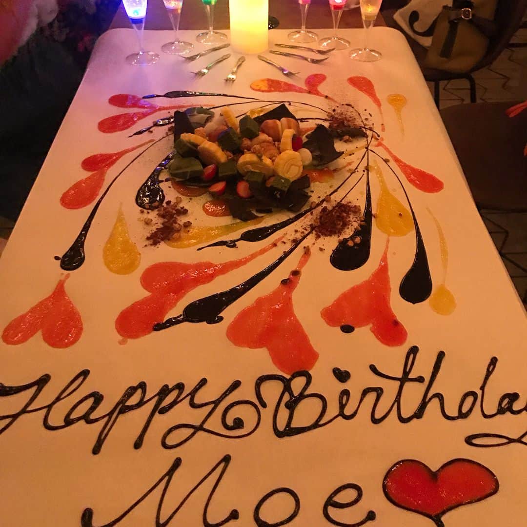 西谷綾子のインスタグラム：「Moeちゃんお誕生日おめでとう♡ 1つ1つの演出が面白く、感動😂 テーブルが1枚のお皿に♪ お店を出たらまだまだ続くサプライズ！ 私もビックリ、喜んでしまう🙈❣️ #solomons #ソロモンズ #原宿 #サプライズ #こだわり #面白い #楽しい #happyな夜でした #surprise #happybirthday #bestfriend」