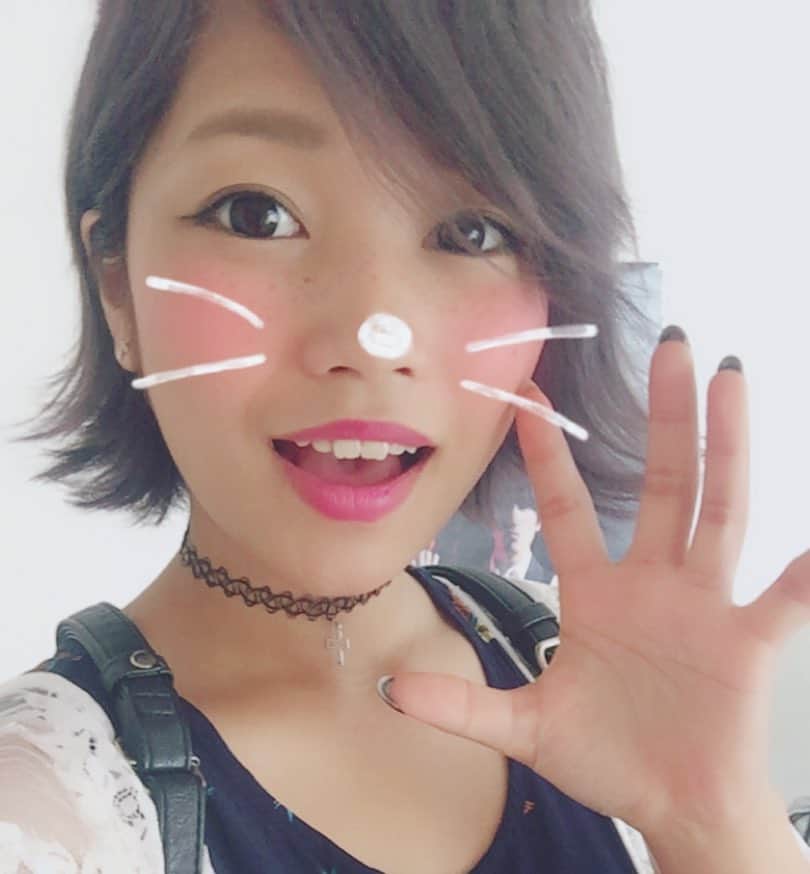 R!Nのインスタグラム：「外ハネ . . 今日はお出かけでした。 ツアーの合間の休憩時間。 来週からはまた怒涛のツアーが再開します！ . . 9/1のシングル制作も着々と進んでおります。色々とやらなきゃいけないことに追われていますが、とても充実した時間を過ごせています。 . . 忙しい時ほど力を発揮できる私は、この感じが一番好きです。追い込みすぎず、ダラけすぎず、なこの感じがとても心地よい。 . . さぁ明日は別件で歌う現場へ。 頑張るぞ〜〜💪 . #自撮り #selfie #singer #singersongwriter #japan #snow #アッシュグレー #グレー #ショートカット #girl #R!N #Gemie #vocalist #シンガーソングライター #shorthair #外ハネ #アレンジ #arrange #musicismylife #music #写真好きな人と繋がりたい #写真撮ってる人と繋がりたい #音楽 #チョーカー #followme #like4like #dayoff #instadaily #instapic #十字架」