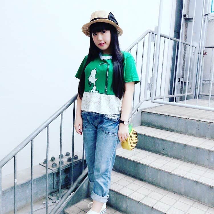 KOTOのインスタグラム：「🐶今日のコーデ🐶 🎀カンカン帽 #clears 🎀リメイクTシャツ #amatunal 🎀デニム ままのお下がり 🎀ポシェット #nileperch 🎀スニーカー #converse  KOTO流カジュアルコーデ☺️ #japanesegirl  #harajuku  #KOTOちゃん  #コーデ」