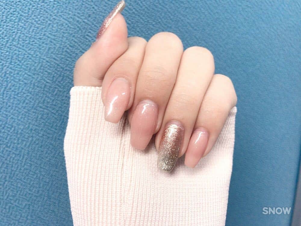 志田友美（ゆうみん）のインスタグラム：「New nail💅💭💭 ㅤㅤㅤㅤㅤㅤㅤㅤㅤㅤㅤㅤㅤ シンプルめでラメをピンクとか入れてグラデーションしちゃった😋🤞 ㅤㅤㅤㅤㅤㅤㅤㅤㅤㅤㅤㅤㅤ これちょーかわいい♡ハマった♡  ㅤㅤㅤㅤㅤㅤㅤㅤㅤㅤㅤㅤㅤ Lapisだよ～😛 @yuuuuuuuko1224 さんありがとうございました😻  #new #nail #lapis #pink #natural #lame #cute #shibuya #simple」