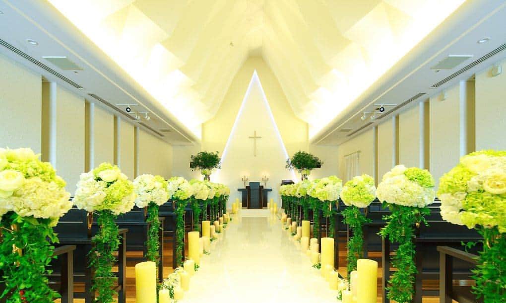 家族挙式はベストブライダルのインスタグラム：「≪福岡の結婚式会場ご紹介≫ ☆美しい光に照らされる独立型チャペル☆KKRホテル博多 http://kazoku-wedding.jp/chapel/ktkr-hotel-hakata/ 最寄り駅より徒歩3分。光と緑が彩る独立型チャペル♪ 薬院大通駅より徒歩3分。緑多い閑静な浄水エリアに位置するホテル「KKRホテル博多」。全天候型ルーフガーデン付きの独立型チャペル「Alphare」は、最大80名の着席が可能。 ひとつの星座のなかで“1番明るい星”という名の通り、純白のチャペル内は美しい光に照らされて明るく神聖な雰囲気。挙式後は緑溢れるガーデンでアフターセレモニーを。パーティでは天然湧水を使用した至高の料理でゲストへのおもてなしが叶います！ ご気軽にお問合せ下さいませm(_ _)m ＜各種ご案内＞ ▽資料のご請求 https://reg34.smp.ne.jp/regist/is… ▽来館のご予約 https://reg34.smp.ne.jp/regist/is… ▽挙式日照会・予約 https://reg34.smp.ne.jp/regist/is… ▽相談サロンのご案内 http://kazoku-wedding.jp/salon/ ▽先輩カップルの声 http://kazoku-wedding.jp/couple/ ＜Ｑ＆Ａ＞ 費用に関して　⇒　　http://kazoku-wedding.jp/faq01/ 見学に関して　⇒　　http://kazoku-wedding.jp/faq02/ 挙式当日に関して　⇒　http://kazoku-wedding.jp/faq03/ その他　⇒　http://kazoku-wedding.jp/faq04/ わたしたちが家族と呼べる人と。 家族挙式はBEST BRIDAL #家族挙式#ベストブライダル#bestbridal#結婚式#挙式#和婚#会食#披露宴#無料試食#試食#式場#会場#会場見学#見学#相談#相談会#チャペル#chapel#ウェディング#wedding#ウェディングドレス#ドレス#dress#試着#フェア#サロン#ウエディングプランナー#わたしたちが家族と呼べる人と#KKRホテル博多」