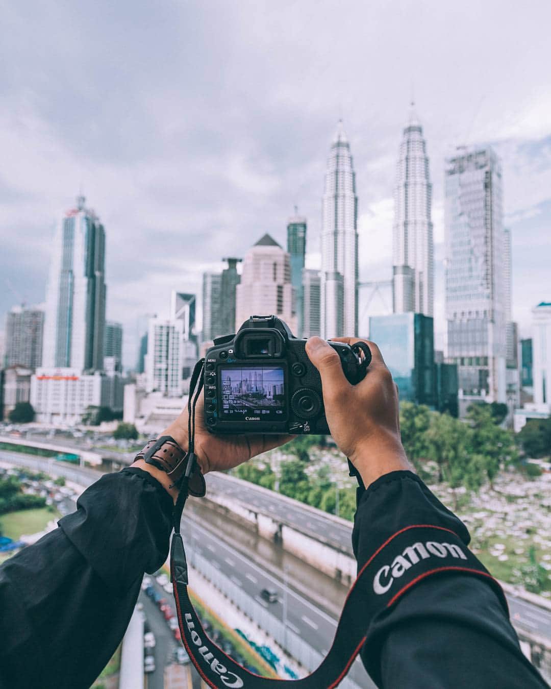 Canon Asiaのインスタグラム：「"Urban photography is very popular in Malaysia because we mostly live in cities. Photographers are always on the hunt for new ways to create striking visuals. Other passionate photographers prefer nature and are willing to travel far out, to capture the Milky Way. States along the east coast and Borneo have beautiful scenery for that.  There is a strong community of photographers in Malaysia that has connected the young and old. It’s not just about the photos, but the people who contribute selflessly in knowledge, inspiration and support.” Image captured by Izzat Amr, @karyaaia on Instagram. Shot on the EOS 6D with the EF24-105mm f/4L IS USM at 24mm, ISO 100, f/5.6, 1/125. #canonasia」