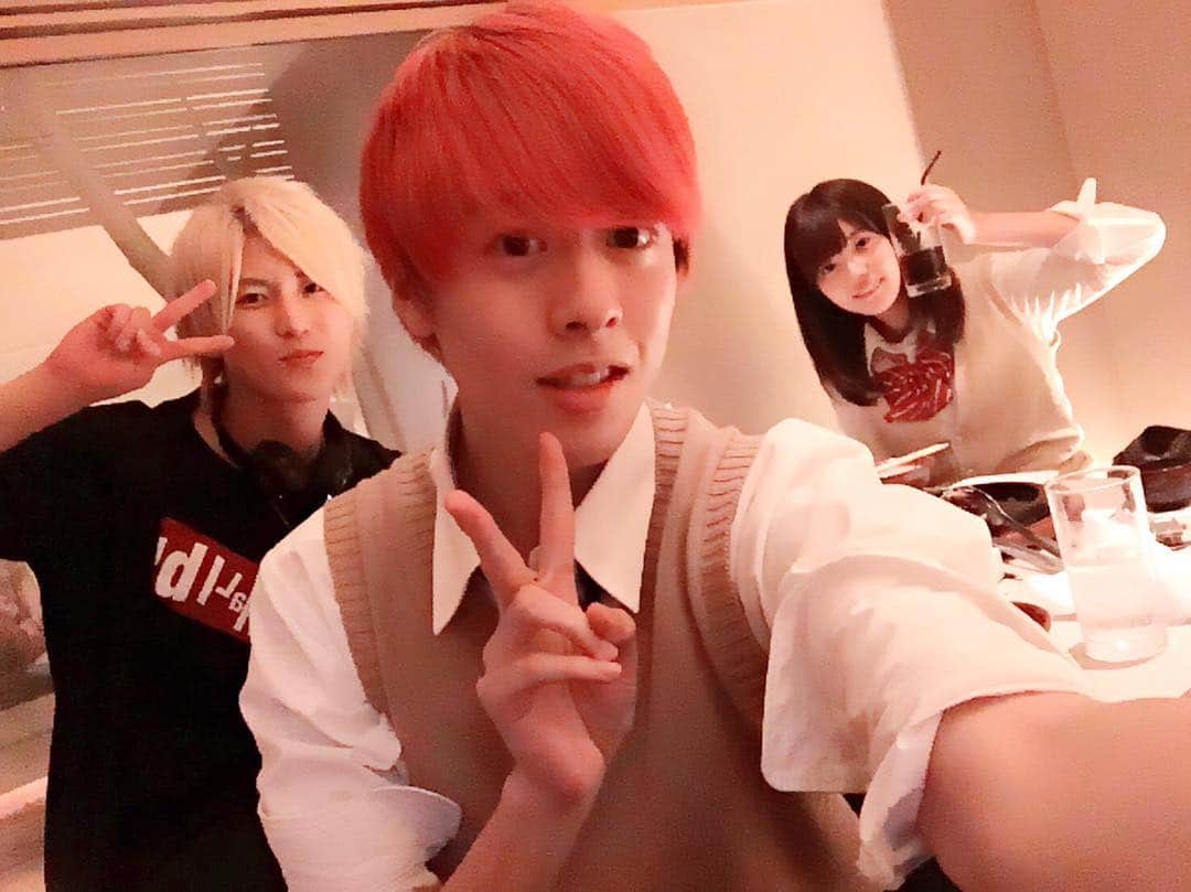 ケビンのインスタグラム：「こないだよしりんとかすちゃんでご飯行ってきたー😊 同い年ってやっぱ最高やな😁 オッドアイやな〜笑 #よしりん#かすちゃん#ご飯#楽しかった#同い年」