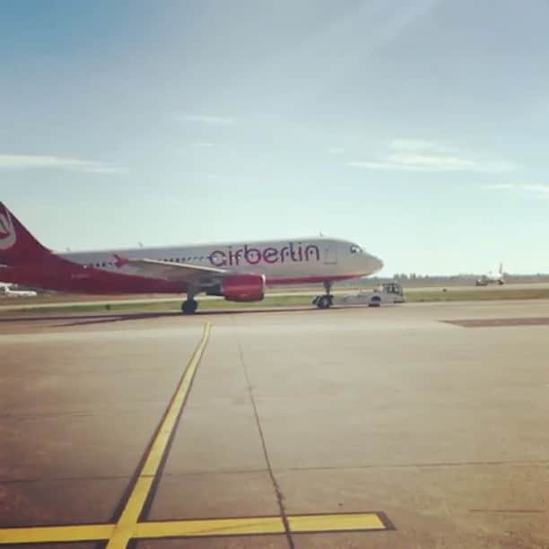 エアベルリンのインスタグラム：「☀️😎☀️Sunny greetings from #Berlin! Welcome holiday season.🍦🏖🍹 ---------------------------------------------------#airberlin #TXL #Tegel #aviation #aviationlovers #aircraft #avgeek #plane #planelovers #aircraft #planespotter #spotter #spotting #aviationphotography #fly #flying #aviationgeek #vacation #summer #travel #holidays #holidayfun #holidaytime #holidayseason」