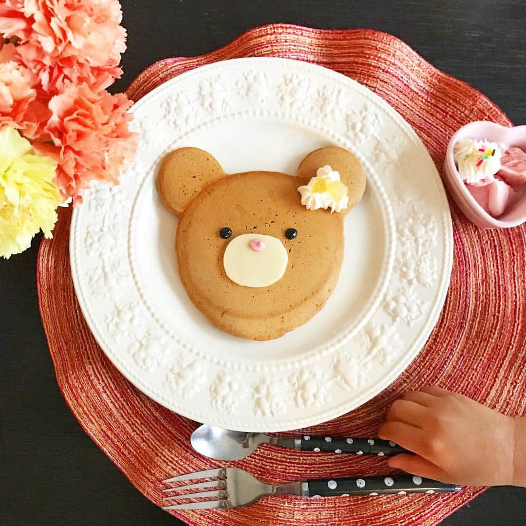 筧沙奈恵さんのインスタグラム写真 - (筧沙奈恵Instagram)「いつも娘が飲んでいるセノビックを使って、パンケーキとアイスを作りました！ ・ いつものホットケーキミックスに、ココア味のセノビックをスプーン2杯分入れるだけで、簡単にココア味のパンケーキが出来上がります🥞 ・ くまちゃんの形に焼いて、お顔を描いてみました🐻 ・ アイスは、イチゴミルク味を牛乳に溶かして、冷凍庫で固めました。 ・ セノビックは牛乳でシェイクして飲むのが定番ですが、スイーツなどにも使えます✨ ・ 美味しいのはもちろん、成長期に大切なカルシウムなどの栄養素も摂れるのが、親としては嬉しい😃 ・ @rohto.senobic をフォローして、セノビックを使ったレシピの写真を投稿するキャンペーンもやっているので、作った方はぜひ参加してみてくださいね♪ ・ #セノビックレシピ #セノビック #美味しい #簡単 #子供が喜ぶ #おうちごはん #パンケーキ #ホットケーキ #こどもごはん #娘 #3歳 #cooking」7月20日 9時27分 - sanaekakei