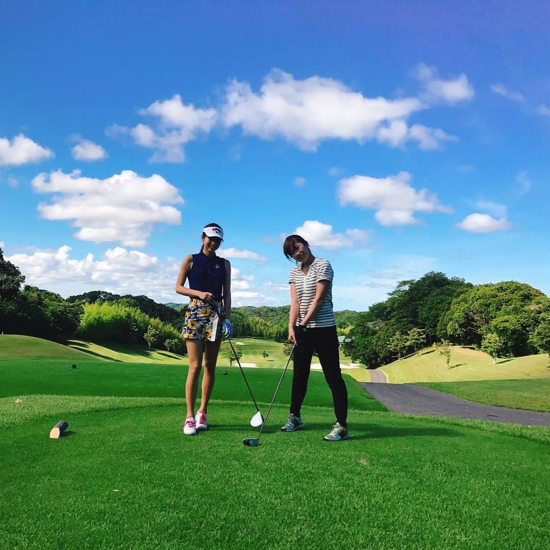 松山亜耶のインスタグラム：「先週久しぶりにゴルフをしました♡♡ 加工無しでこの青空とグリーン。。♡ #golf #golf女子 #ゴルフ#callaway#松山亜耶」