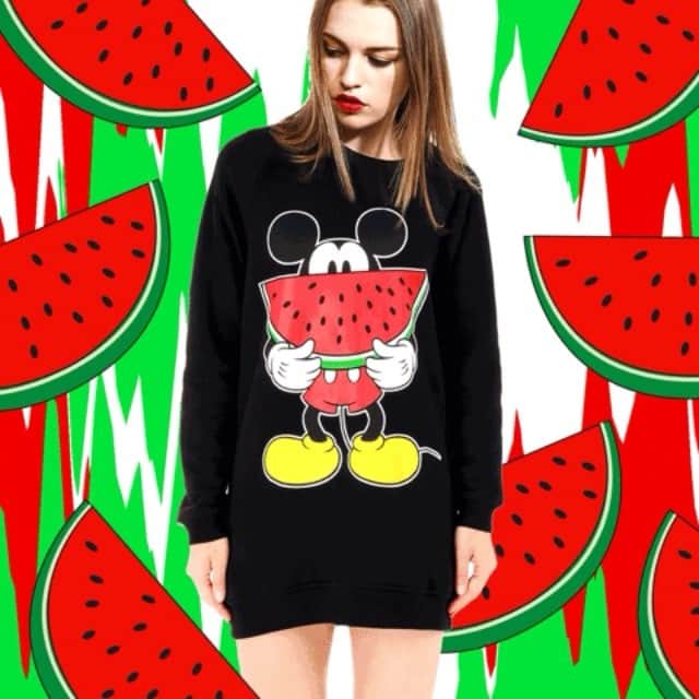 ロドニクのインスタグラム：「💥🍉New Mickey 🐭 Watermelon Dresses launched on @yoox online today 👅👅👅 @therodnikband x @disney 💄 #popartfashion #rodnik #therodnikband #poplife #mickeymouse 💥🍉🚀」