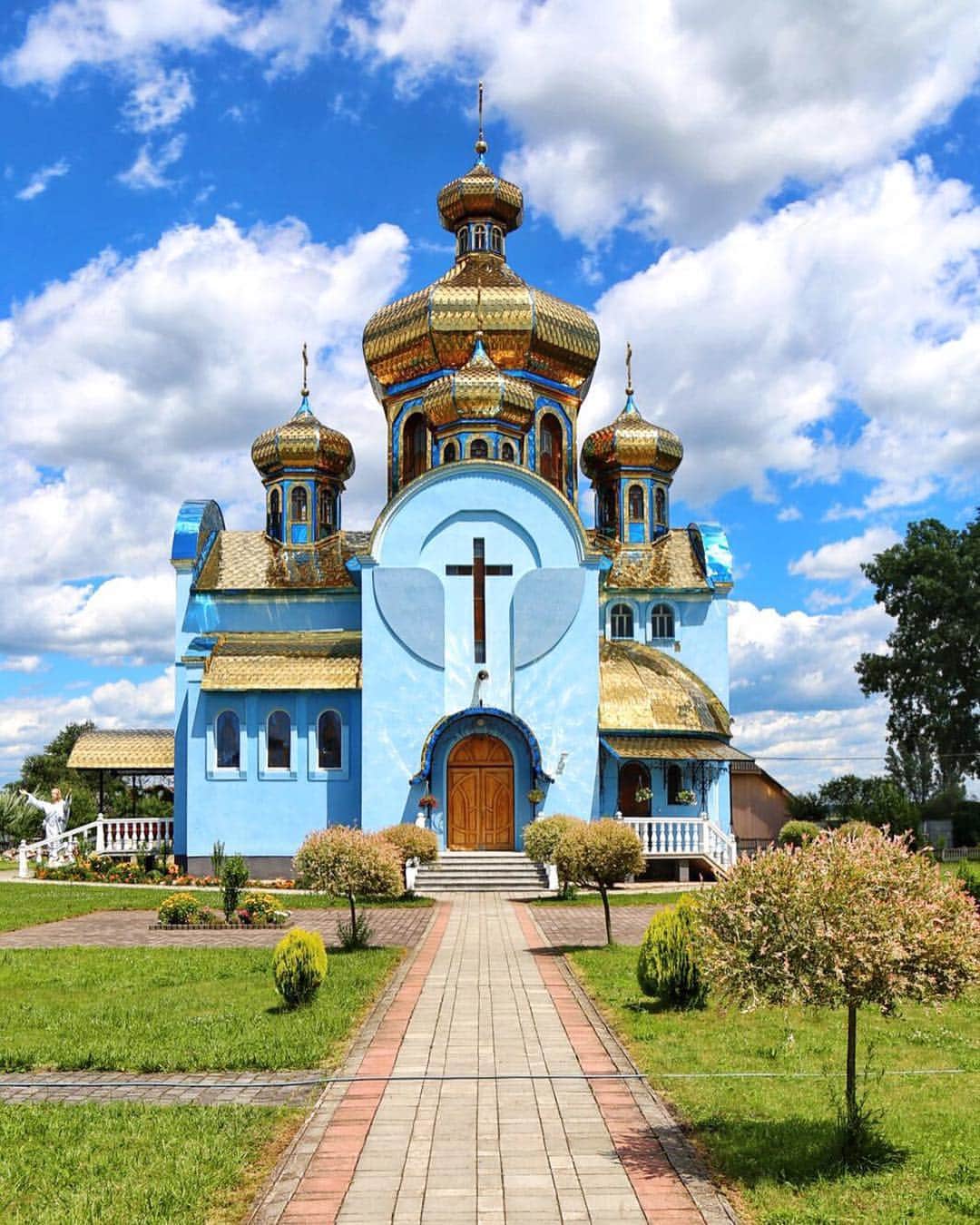 missjetsetterのインスタグラム：「We found this beauty with @cobblestonefreeway on our way to the Carpathian Mountains🇺🇦 Isn't it a beauty? Out of all my travels I think Ukraine has some of the prettiest churches I've ever seen💒 Make sure to head on over to @travelchannel as I take over for the day sharing with you more from my trip to the Ukraine🇺🇦」