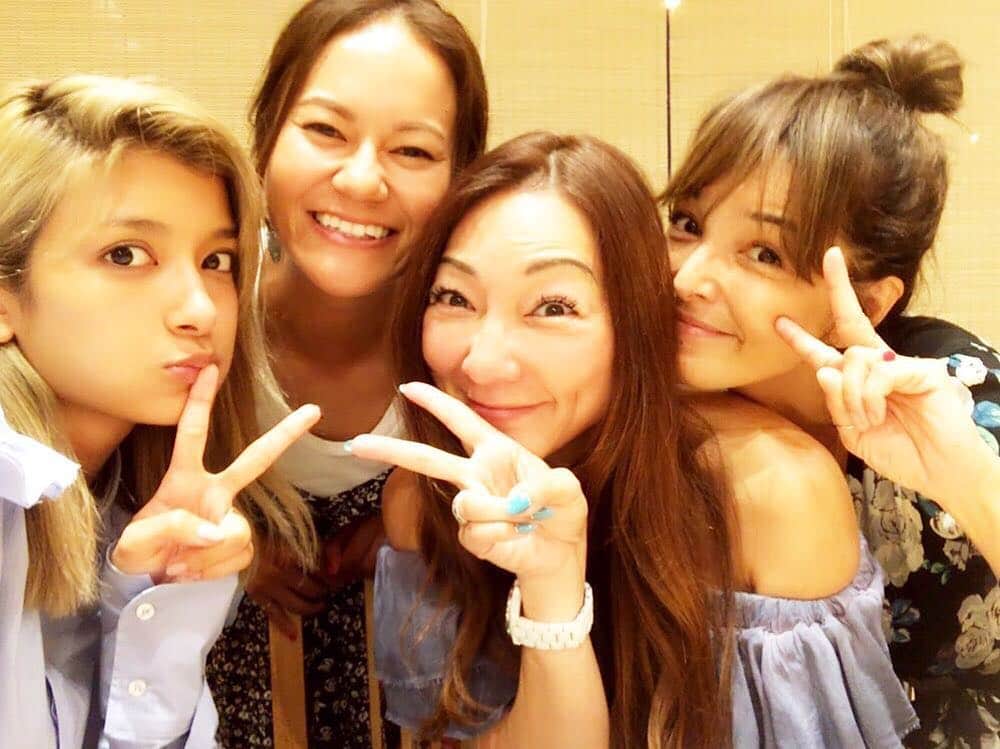 宮里藍さんのインスタグラム写真 - (宮里藍Instagram)「Had a great fun dinner with these ladies last night!! @makikonikson we've known each other for a long time but it was so excited  to see @rinchan521 and @rolaofficial 😍 They are really famous models in #🇯🇵. Both are down to earth and I'm so thankful to have meet them.!!!:)) Looking forward to seeing you everyone soon💓 Thank you @makikonikson for inviting me!!!! #girls #sushi🍣 #onodera #LA 昨日はマキさんにお誘いを受けて素敵な会に参加させて頂きました！！マキさんとはプロデビューしてから本当に良くして頂いてますが、#梨花 さんと、#ローラ ちゃんは初めましてでした☺️❤️お二人とも本当に素敵で、刺激的な夜でした！！マキさん本当にありがとう！！！！！😆✨ #マキさんは本当にパワフルです #まさに皆さんキャリアウーマン #本当に素敵な人達で #幸せな時間でした #とにかくアスリートの私としては #皆さんがキラキラ眩しくて #綺麗な人は本当に内面が綺麗なんだと #心から実感しました #女性の憧れです #刺激的な夜でした」7月20日 7時20分 - ai_miyazato