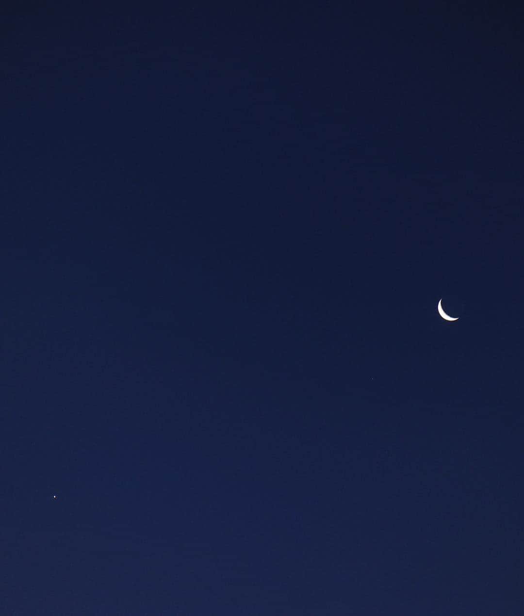 花盛友里のインスタグラム：「Moon and star. . . 月と星。 綺麗、、、♡ . #moon #star #nature」