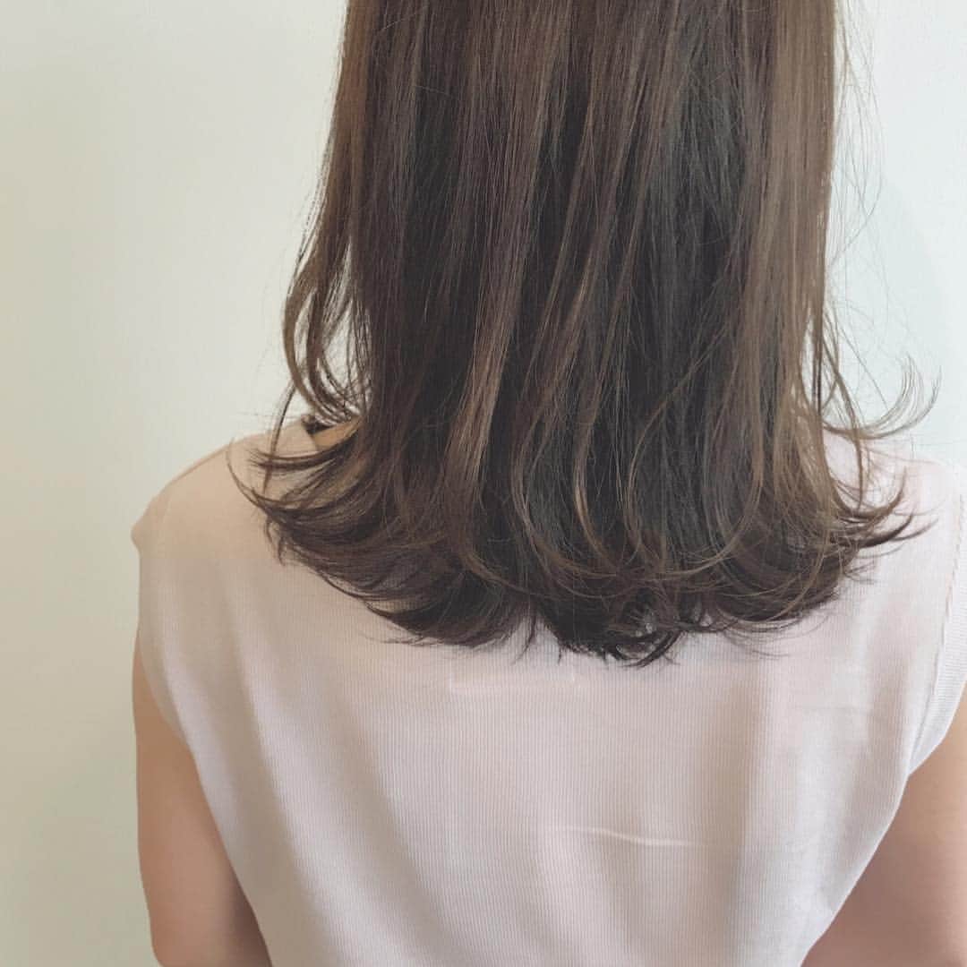 TWiGGY×ピクサムFのインスタグラム：「model Before/新生部2㎝/既染部/10トーン/普通毛/女性像（ナチュラル/大人っぽい） ・ □根元Be8:A8（1:1）OX6%等倍 □毛先Be8t:A8t:Tクリア（1:1:1）OX3%等倍 ・ BeとAをミックスすることで、淡く透明感のある、夏にオススメの『アッシュベージュ』に♪ ティントシェードにTクリアをミックスすると、程よく（1トーン）トーンダウンします。 ・ #夏のトレンドカラー #セレクトベージュ  #アッシュ #ベージュ  #ピクサムカラー  #外ハネ #巻き髪  #外国人風 #外国人風カラー #美容師 #hair #haircolor #schwarzkopf #シュワルツコフ  #igora #igoraroyal」