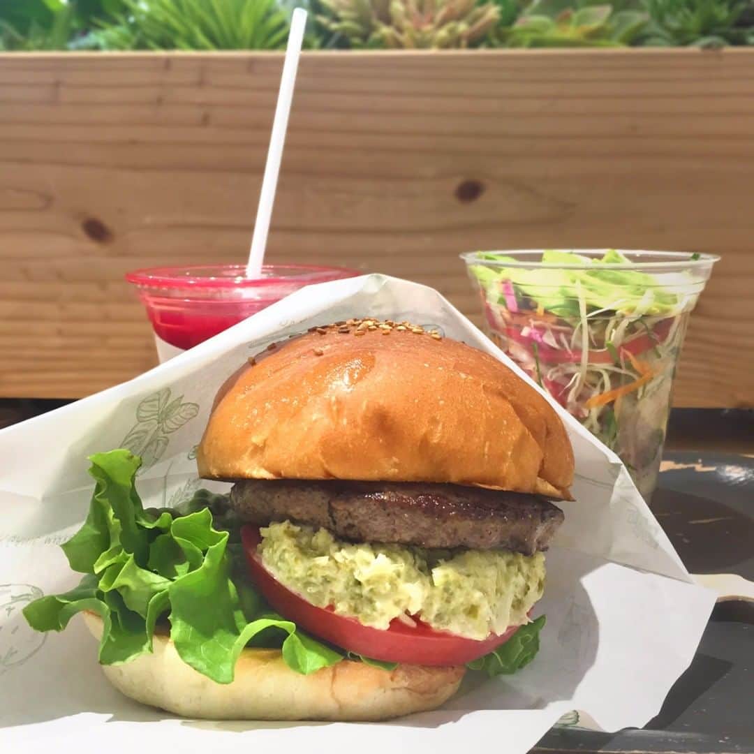 のインスタグラム：「オーガニックな＆ナチュラルなバーガーで体想いの食事を！ [ #LUMINEMAGAZINE ] #lumine #ルミネ #ルミネ池袋 #オービーケー #OBK #organicburgerkitchen #オーガニック #オーガニックバーガー #オーガニックバーガーキッチン #バーガーショップ #バーガー #ハンバーガー #ハンバーガーの日 #クラシックバーガー #コールドプレスジュース #ヘルシー #food #instafood #yummy #follow #followme #フォロー http://magazine.lumine.ne.jp/?p=70357」