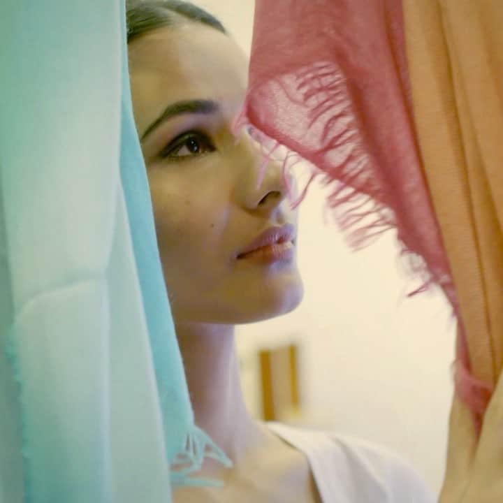 Chyangra Pashmina Sustainableのインスタグラム：「Summertime scarves are irresistible when they’re produced in soft, elegant and cool to the touch Chyangra Pashmina cashmere.  チャングラパシュミナのサマーシーズンのスカーフは柔らかく、エレガントでクールな肌触りです。あなたはこの魅力に抵抗できないでしょう。 #Summer #Scarves #SummerFashion #Accessories #Cashmere」
